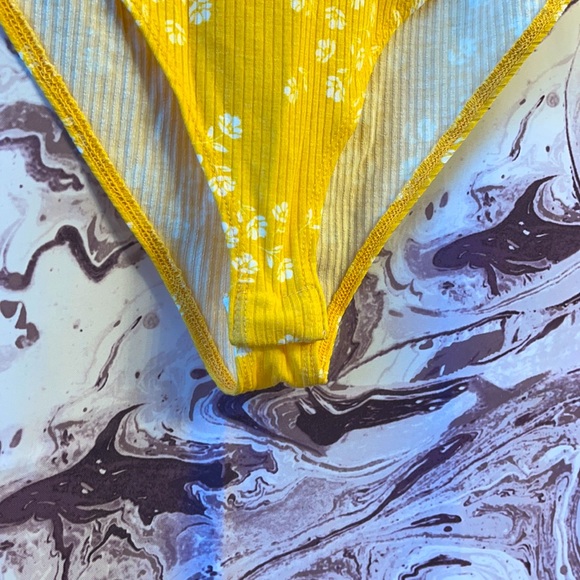 Floral Bodysuit 💛 - Picture 2 of 4